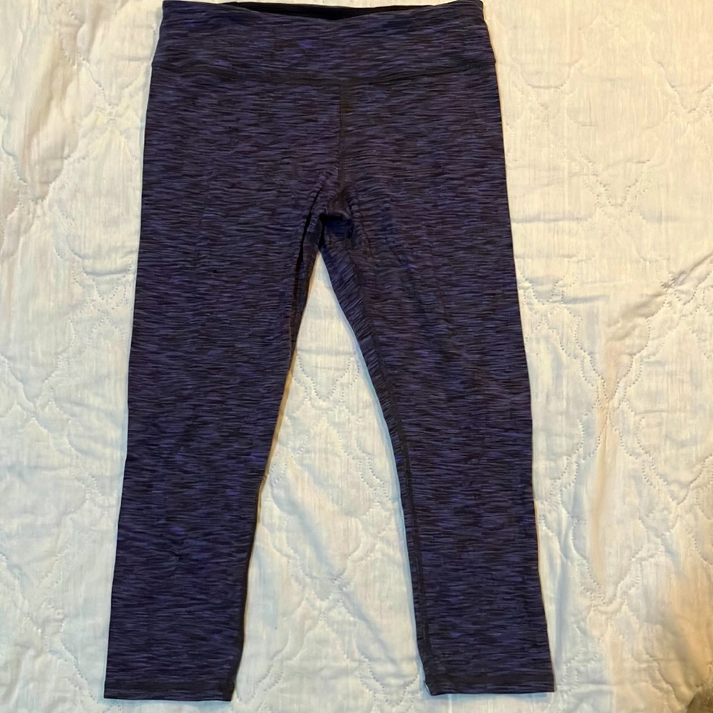 Good condition. American eagle purple capris size Small.